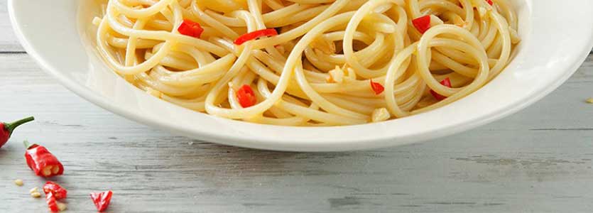 Piatto con spaghetti aglio olio e peperoncino