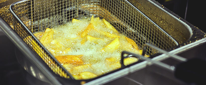 patatine fritte in una friggitrice